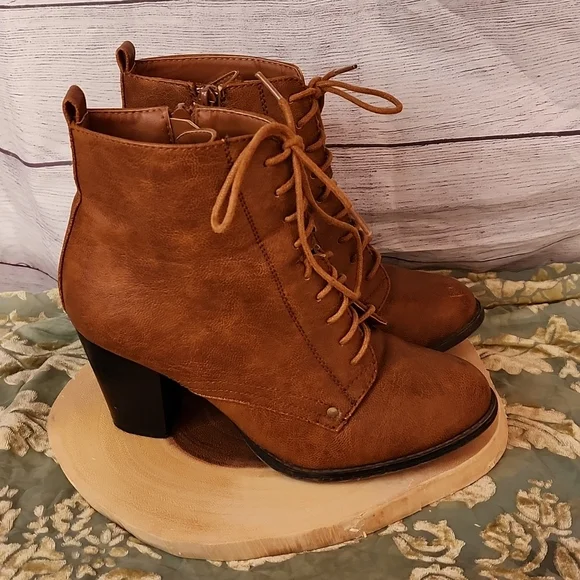 Top Moda booties. Lace up zip sides 3" heel - Picture 2 of 8